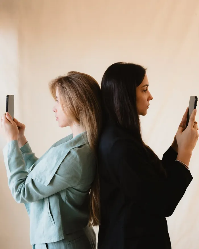 Ingrid Pietra e Andressa Gielow fotografando com o celular